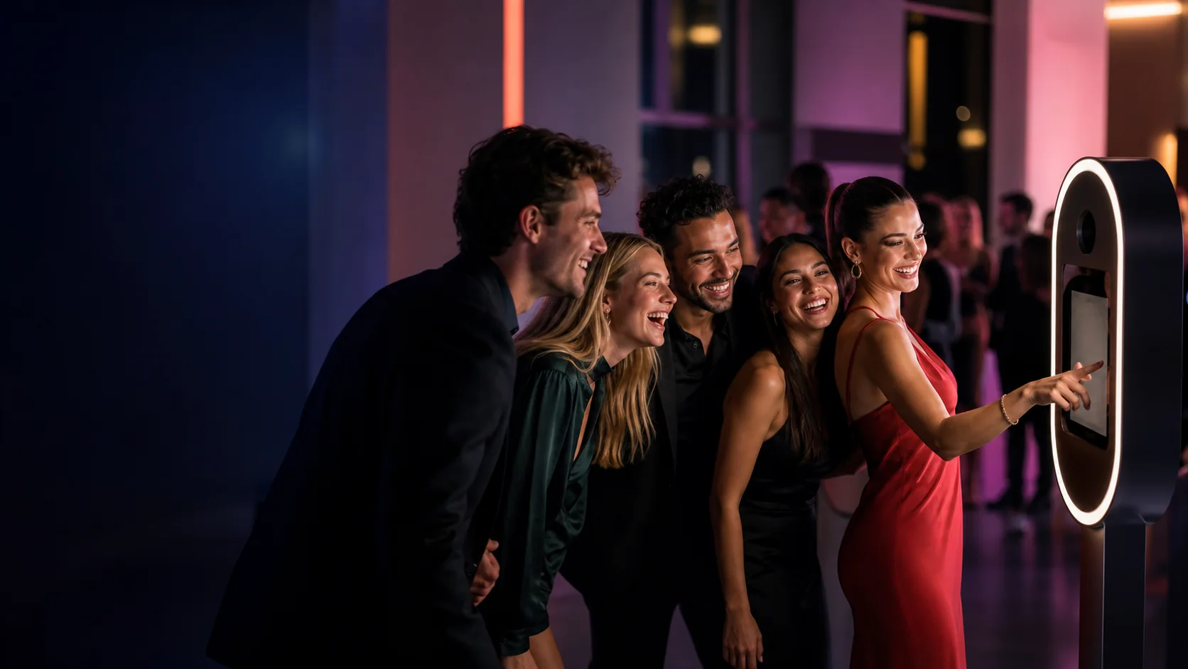 Vendégek egy rendezvény fotóautomatájánál